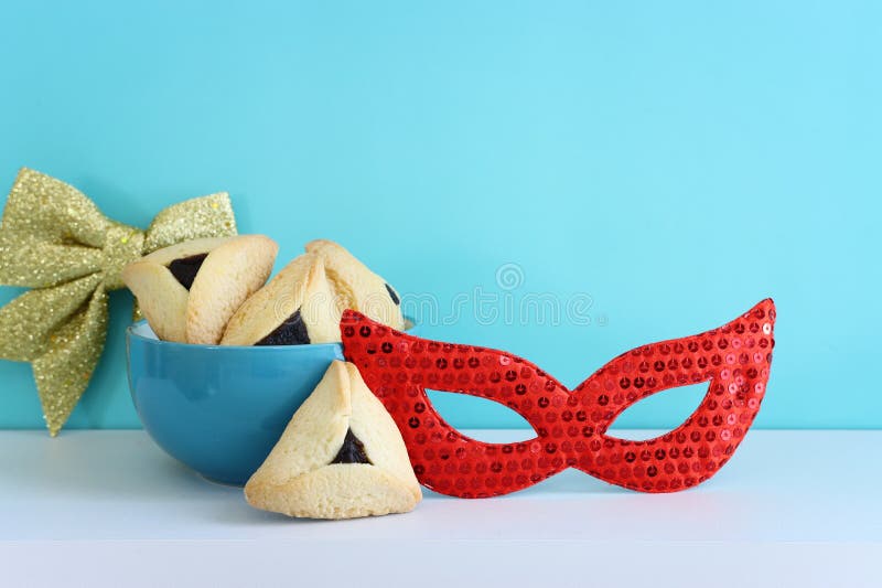 Ιδέα εορτασμού του Purim εβραϊκό καρναβάλι. Hamantaschen cookies πάνω από ξύλινο τραπέζι στοκ εικόνες με δικαίωμα ελεύθερης χρήσης
