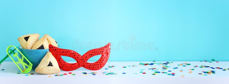 Ιδέα εορτασμού του Purim εβραϊκό καρναβάλι. Hamantaschen cookies πάνω από ξύλινο τραπέζι στοκ εικόνα