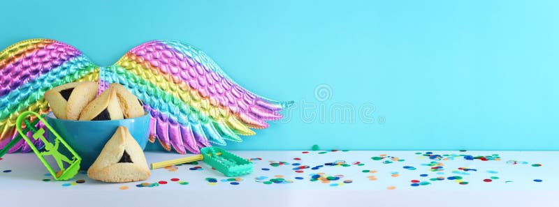 Ιδέα εορτασμού του Purim εβραϊκό καρναβάλι. Hamantaschen cookies πάνω από ξύλινο τραπέζι στοκ εικόνες