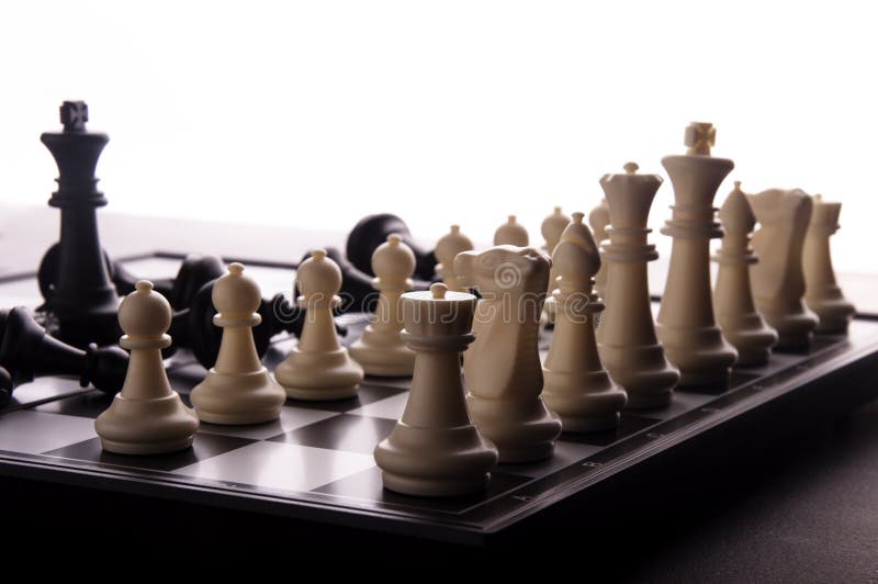 Ιδέα της έννοιας επιχειρησιακής στρατηγικής Έξυπνη επιχείρηση ιδέας σκέψης με το επιτραπέζιο παιχνίδι σκακιού 9 στοκ φωτογραφία Ιδέα της έννοιας επιχειρησιακής στρατηγικής Έξυπνη επιχείρηση ιδέας σκέψης με το επιτραπέζιο παιχνίδι σκακιού 9 στοκ φωτογραφία