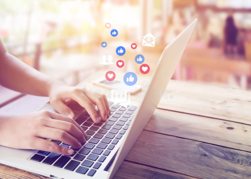 Ιδέα του online μάρκετινγκ Χέρι επιχειρηματία που χρησιμοποιεί φορητό υπολογιστή με online ζωντανή συνομιλία στοκ φωτογραφίες με δικαίωμα ελεύθερης χρήσης