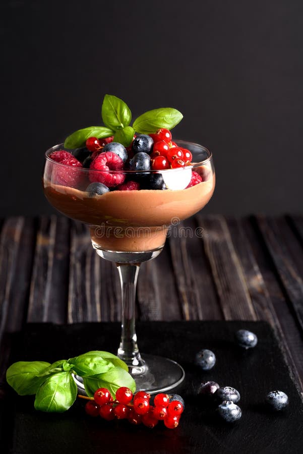 Ιδέες για μια υγιεινή διατροφή: Διαιτητικό mousse σοκολάτας πνεύμα παρφαί στοκ φωτογραφία με δικαίωμα ελεύθερης χρήσης Ιδέες για μια υγιεινή διατροφή: Διαιτητικό mousse σοκολάτας πνεύμα παρφαί στοκ φωτογραφία με δικαίωμα ελεύθερης χρήσης