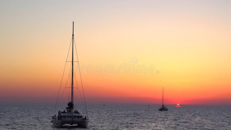 Ιδιωτικό γιοτ εν πλω στο ηλιοβασίλεμα