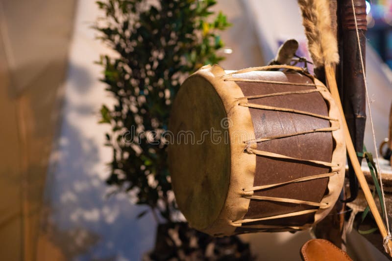 Ιδιότητες του πολιτισμού αμερικανών ιθαγενών σε ένα φεστιβάλ αμερικανών ιθαγενών Τύμπανο αμερικανών ιθαγενών στοκ εικόνες Ιδιότητες του πολιτισμού αμερικανών ιθαγενών σε ένα φεστιβάλ αμερικανών ιθαγενών Τύμπανο αμερικανών ιθαγενών στοκ εικόνες