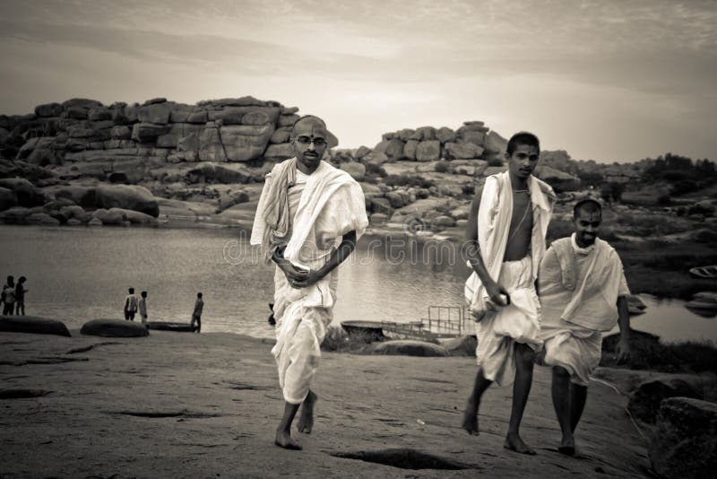 Ιερείς Brahmin Hampi, Karnataka, Ινδία στοκ εικόνες με δικαίωμα ελεύθερης χρήσης Ιερείς Brahmin Hampi, Karnataka, Ινδία στοκ εικόνες με δικαίωμα ελεύθερης χρήσης