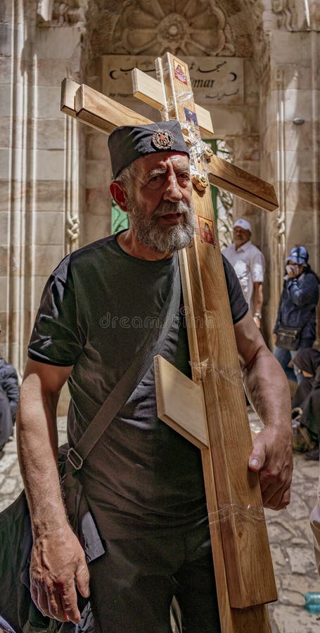 Ιερουσαλήμ, Ισραήλ - 2019-04-26 - οι χριστιανοί μεταφέρουν συμβολικούς σταυρούς στους δρόμους της πόλης στοκ εικόνες Ιερουσαλήμ, Ισραήλ - 2019-04-26 - οι χριστιανοί μεταφέρουν συμβολικούς σταυρούς στους δρόμους της πόλης στοκ εικόνες