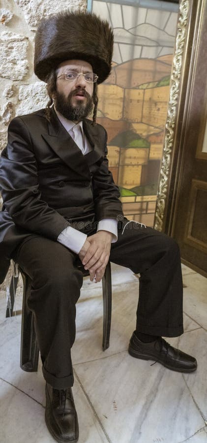 Ιερουσαλήμ, Ισραήλ - 2019-04-26 - ορθόδοξος Εβραίος κάθεται σε καρέκλα στοκ φωτογραφία Ιερουσαλήμ, Ισραήλ - 2019-04-26 - ορθόδοξος Εβραίος κάθεται σε καρέκλα στοκ φωτογραφία