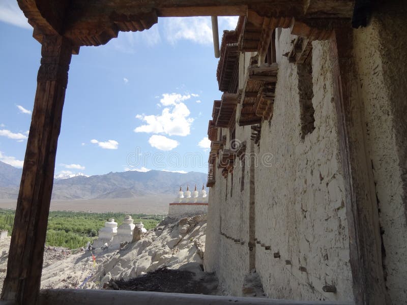 Ιερό μοναστήρι παλατιών Shey κοντά σε Leh σε Ladakh, Ινδία στοκ φωτογραφία με δικαίωμα ελεύθερης χρήσης Ιερό μοναστήρι παλατιών Shey κοντά σε Leh σε Ladakh, Ινδία στοκ φωτογραφία με δικαίωμα ελεύθερης χρήσης