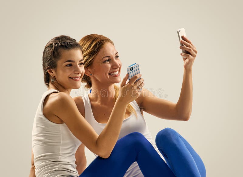Ικανότητα selfie Γιόγκα ανά το ζευγάρι στοκ φωτογραφία με δικαίωμα ελεύθερης χρήσης Ικανότητα selfie Γιόγκα ανά το ζευγάρι στοκ φωτογραφία με δικαίωμα ελεύθερης χρήσης