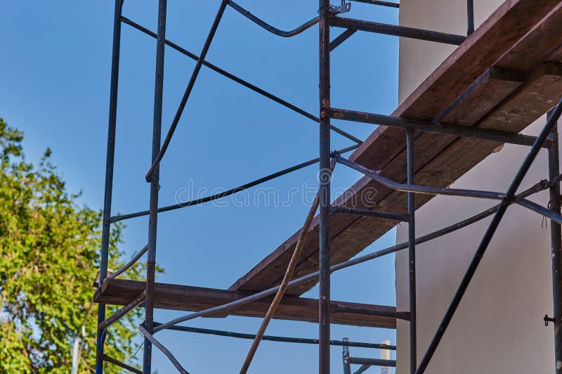 ικρίωμα στον γαλάζιο ουρανό. κάτω όψη προς τα επάνω κλείσιμο. μεταλλικές κατασκευές και δάπεδα από νέες σανίδες. στοκ εικόνα με δικαίωμα ελεύθερης χρήσης
