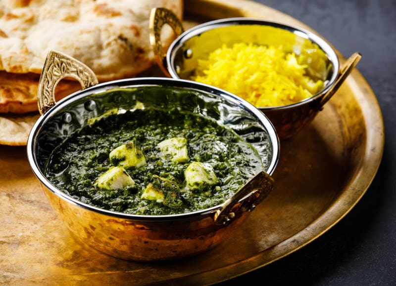 Ινδικά τρόφιμα Paneer Palak με το τυρί και το σπανάκι, ψωμί Naan και Basmati ρύζι με το σαφράνι στοκ εικόνες με δικαίωμα ελεύθερης χρήσης Ινδικά τρόφιμα Paneer Palak με το τυρί και το σπανάκι, ψωμί Naan και Basmati ρύζι με το σαφράνι στοκ εικόνες με δικαίωμα ελεύθερης χρήσης
