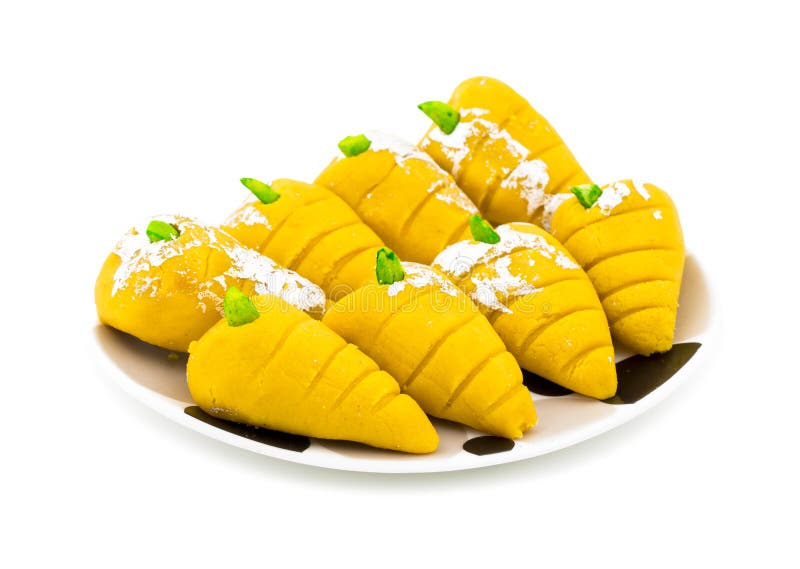 Ινδικό γλυκό φαγητό Mango Mawa Pedha ή Peda απομονωμένο στο λευκό φόντο