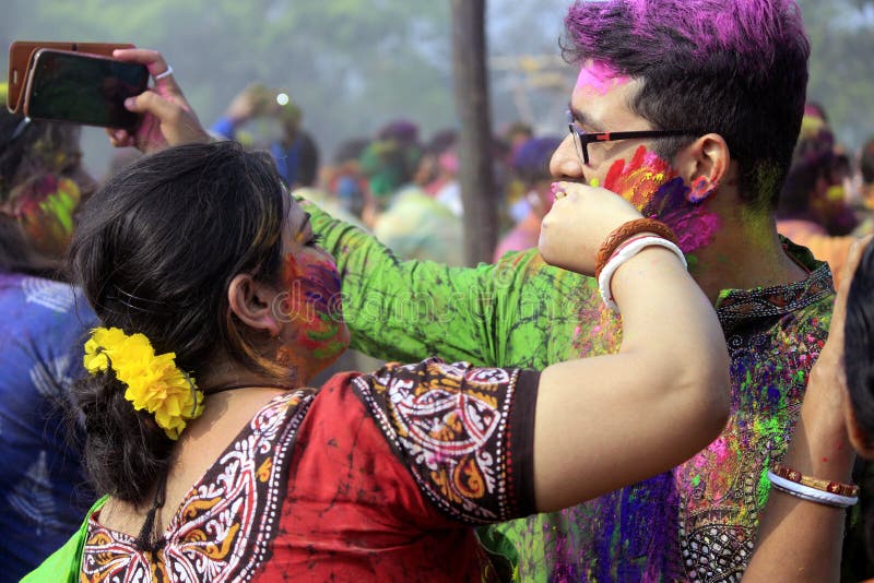 Ινδικό ζεύγος που γιορτάζει Holi στοκ εικόνα Ινδικό ζεύγος που γιορτάζει Holi στοκ εικόνα