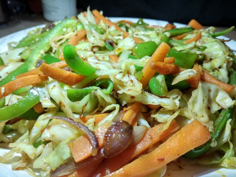 Ινδικός ρόλος πρόχειρων φαγητών paneer με το πράσινο & κόκκινο souce και την τηγανισμένη σαλάτα στοκ εικόνες Ινδικός ρόλος πρόχειρων φαγητών paneer με το πράσινο & κόκκινο souce και την τηγανισμένη σαλάτα στοκ εικόνες