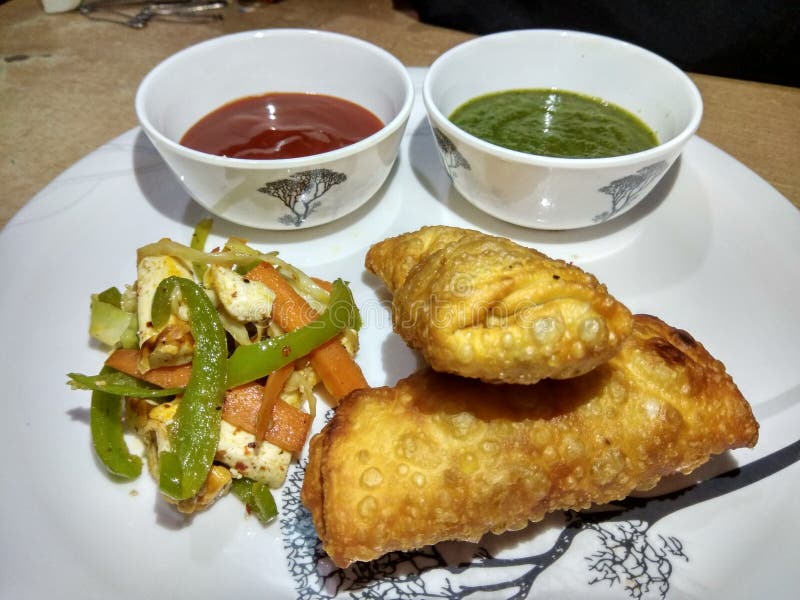 Ινδικός ρόλος πρόχειρων φαγητών paneer με το πράσινο & κόκκινο souce και την τηγανισμένη σαλάτα στοκ εικόνα Ινδικός ρόλος πρόχειρων φαγητών paneer με το πράσινο & κόκκινο souce και την τηγανισμένη σαλάτα στοκ εικόνα