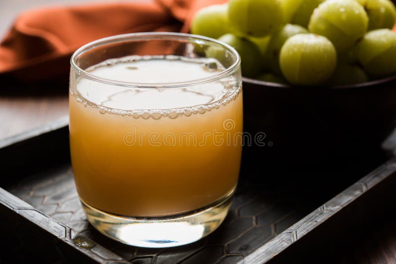 Ινδικός φρέσκος ριβήσιο ή χυμός Amla ή avla, εκλεκτική εστίαση στοκ εικόνα