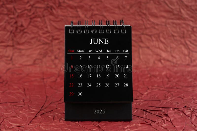 ιούνιος 2025 ημερολόγιο front view black desk on crumpled red paper στοκ φωτογραφίες