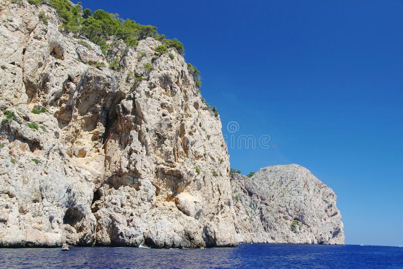 Ισπανία palma de majorca Καταπληκτικό τοπίο πετρών και μπλε νερό της Μεσογείου στοκ φωτογραφία με δικαίωμα ελεύθερης χρήσης Ισπανία palma de majorca Καταπληκτικό τοπίο πετρών και μπλε νερό της Μεσογείου στοκ φωτογραφία με δικαίωμα ελεύθερης χρήσης