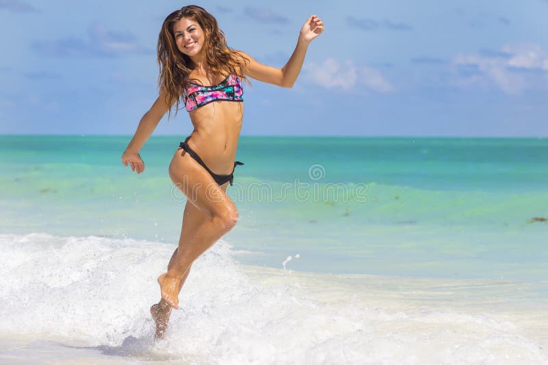 Ισπανικό πρότυπο Brunette που τρέχει στην παραλία στοκ φωτογραφία με δικαίωμα ελεύθερης χρήσης Ισπανικό πρότυπο Brunette που τρέχει στην παραλία στοκ φωτογραφία με δικαίωμα ελεύθερης χρήσης