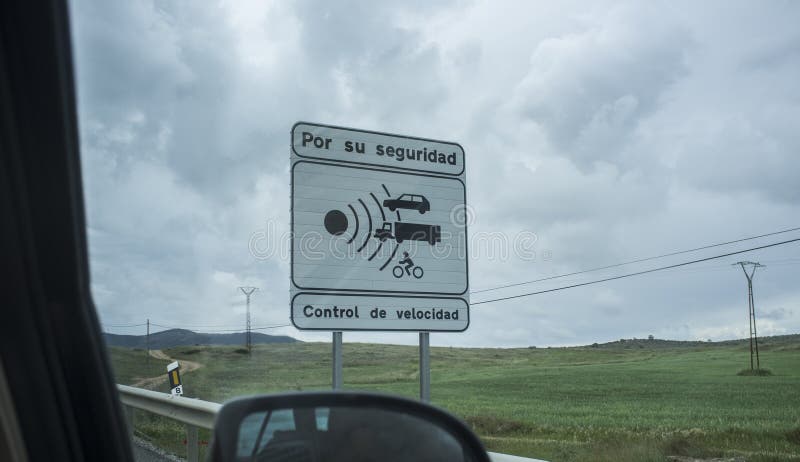 Ισπανικό σήμα για τον έλεγχο οδικής ταχύτητας στοκ φωτογραφία Ισπανικό σήμα για τον έλεγχο οδικής ταχύτητας στοκ φωτογραφία
