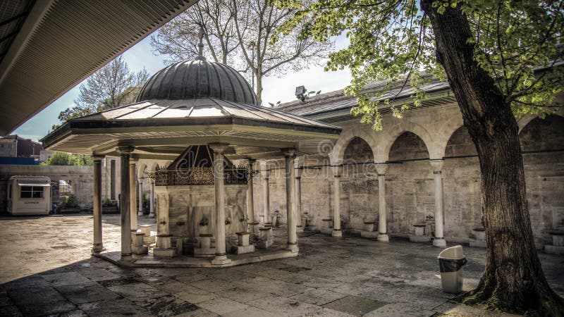 Ιστανμπούλ, Τουρκία - 12 Απριλίου 2014: Η πηγή του μουσουλμανικού τεμένους Kilic Ali Pasa στη Ιστανμπούλ στοκ φωτογραφίες με δικαίωμα ελεύθερης χρήσης Ιστανμπούλ, Τουρκία - 12 Απριλίου 2014: Η πηγή του μουσουλμανικού τεμένους Kilic Ali Pasa στη Ιστανμπούλ στοκ φωτογραφίες με δικαίωμα ελεύθερης χρήσης