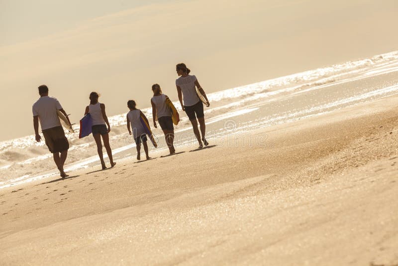 Ιστιοσανίδες παιδιών κοριτσιών οικογενειακών γονέων στην παραλία