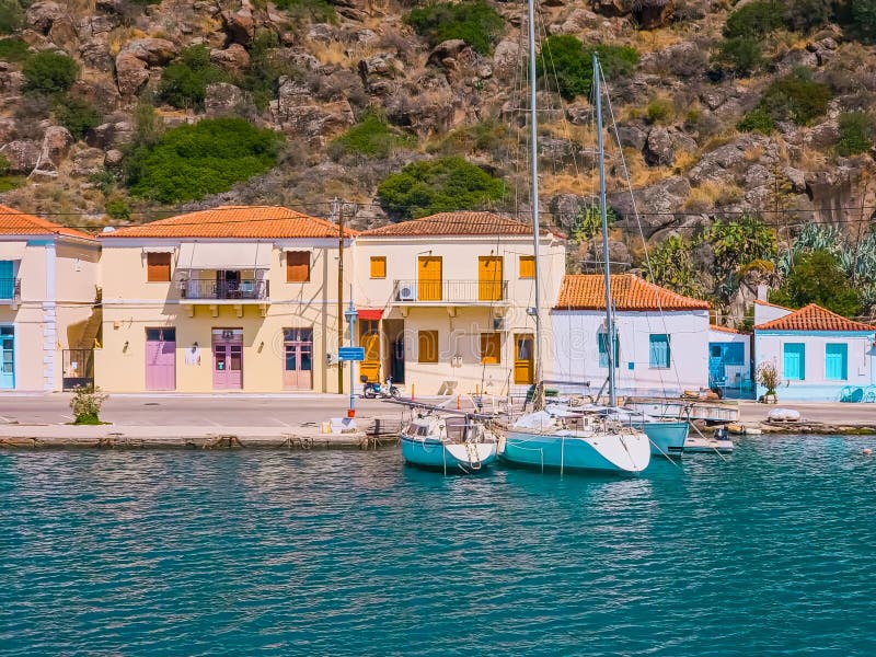 ιστιοφόρα και πολύχρωμα σπίτια σε πορνό στοκ φωτογραφίες