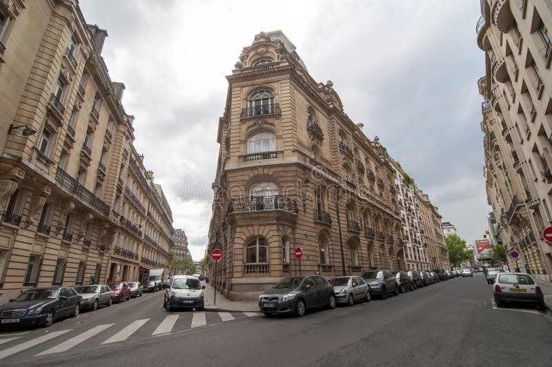 ιστορικά τριγωνικά κτίρια διαμερισμάτων rue saint denis paris στοκ φωτογραφία με δικαίωμα ελεύθερης χρήσης