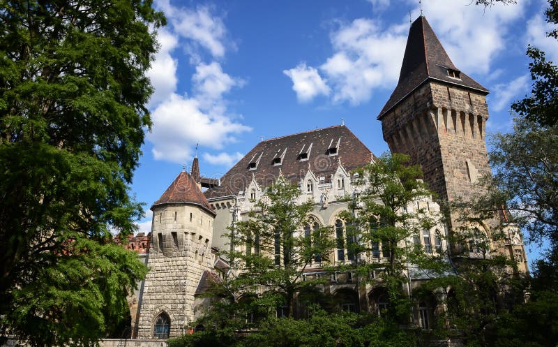 Ιστορική οικοδόμηση Vajdahunyad Castle με τη λίμνη πέρα από το μπλε ουρανό στο κύριο πάρκο πόλεων Έχει Romanesque, γοτθικός στοκ εικόνες Ιστορική οικοδόμηση Vajdahunyad Castle με τη λίμνη πέρα από το μπλε ουρανό στο κύριο πάρκο πόλεων Έχει Romanesque, γοτθικός στοκ εικόνες