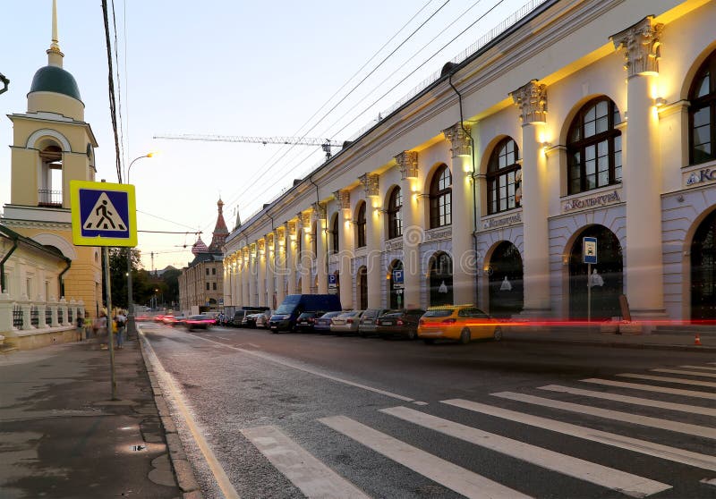 Ιστορικό κτήριο Dvor Gostiny στην οδό Varvarka τη νύχτα, Μόσχα, Ρωσία στοκ εικόνα Ιστορικό κτήριο Dvor Gostiny στην οδό Varvarka τη νύχτα, Μόσχα, Ρωσία στοκ εικόνα