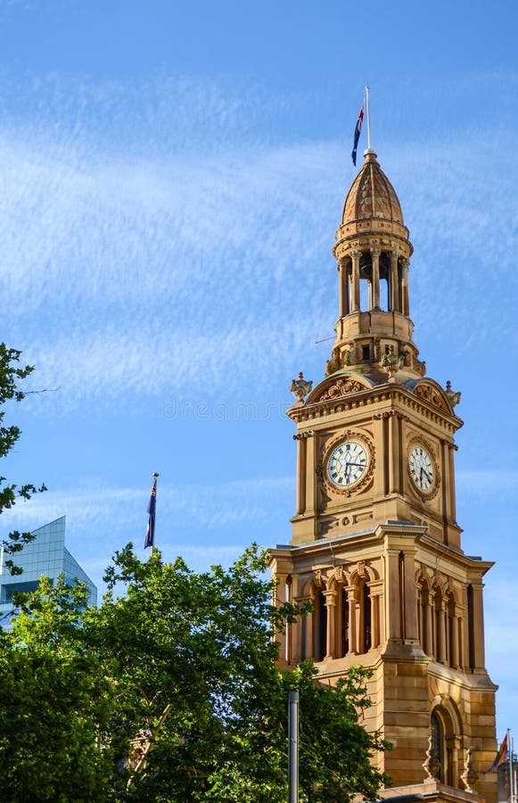 Ιστορικός πύργος ρολογιών στο Δημαρχείο του Σύδνεϋ, Αυστραλία με το υπόβαθρο μπλε ουρανού