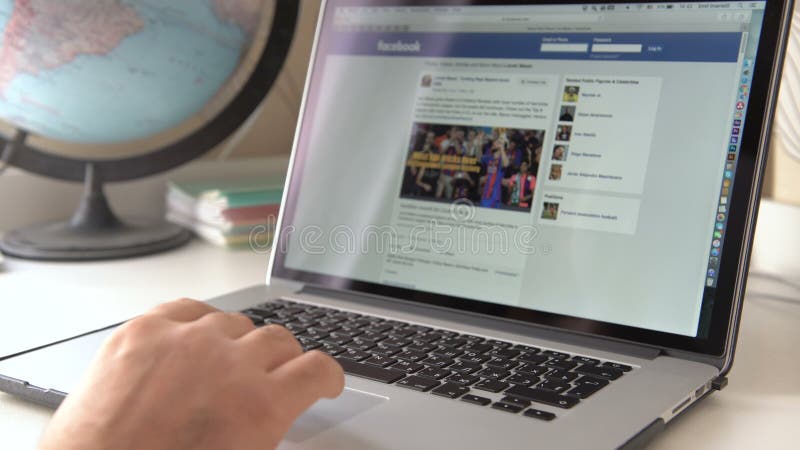 Ιστοχώρος Διαδικτύου Facebook στην επίδειξη της Apple Macbook