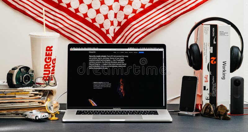 Ιστοχώρος της Apple με το πιό πρόσφατο iPhone Xs και τη σειρά 4 ρολογιών στοκ εικόνα με δικαίωμα ελεύθερης χρήσης Ιστοχώρος της Apple με το πιό πρόσφατο iPhone Xs και τη σειρά 4 ρολογιών στοκ εικόνα με δικαίωμα ελεύθερης χρήσης