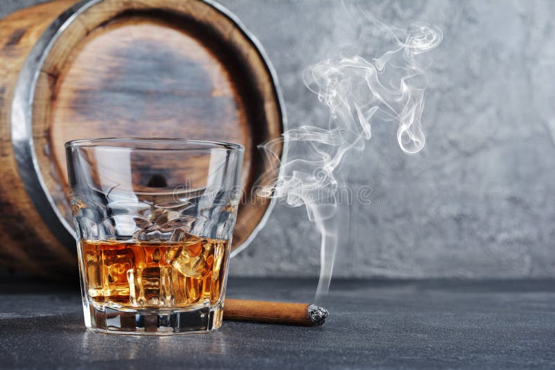 Ισχυρό οινοπνευματώδες σκωτσέζικο ουίσκυ ποτών με τους κύβους πάγου στο παλαιό γυαλί μόδας με το καπνίζοντας πούρο και το εκλεκτή στοκ εικόνες με δικαίωμα ελεύθερης χρήσης Ισχυρό οινοπνευματώδες σκωτσέζικο ουίσκυ ποτών με τους κύβους πάγου στο παλαιό γυαλί μόδας με το καπνίζοντας πούρο και το εκλεκτή στοκ εικόνες με δικαίωμα ελεύθερης χρήσης