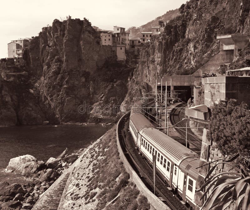 Ιταλία Cinque terre Τραίνο στο σταθμό Manarola Στη σέπια που τονίζεται στοκ φωτογραφία με δικαίωμα ελεύθερης χρήσης Ιταλία Cinque terre Τραίνο στο σταθμό Manarola Στη σέπια που τονίζεται στοκ φωτογραφία με δικαίωμα ελεύθερης χρήσης