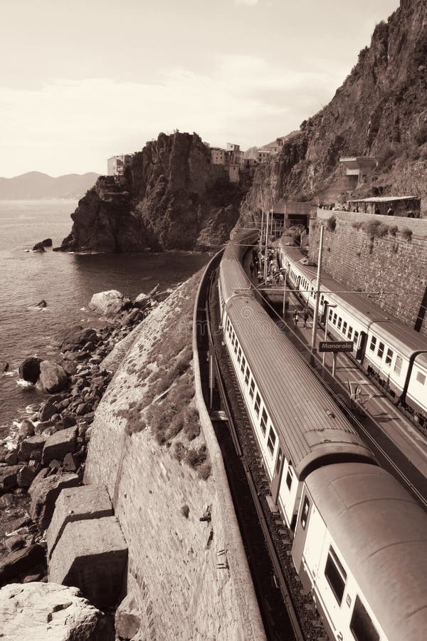 Ιταλία Cinque terre Τραίνο στο σταθμό Manarola Στη σέπια που τονίζεται στοκ φωτογραφία Ιταλία Cinque terre Τραίνο στο σταθμό Manarola Στη σέπια που τονίζεται στοκ φωτογραφία