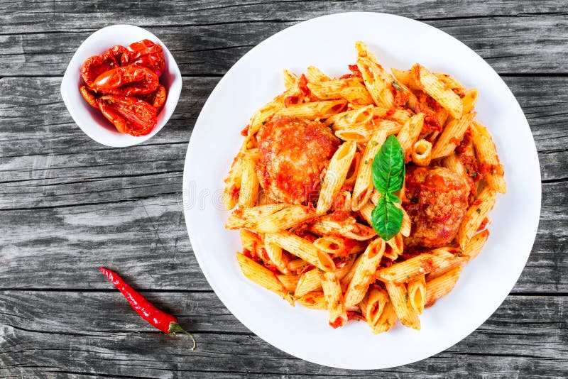 Ιταλικά ζυμαρικά Penne με τα noisettes και την ξηραμένη από τον ήλιο ντομάτα Pesto στοκ εικόνες με δικαίωμα ελεύθερης χρήσης