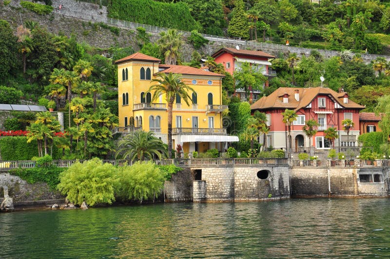 Ιταλικές βίλες από την ακτή της λίμνης (lago) Maggiore, Ιταλία στοκ εικόνες Ιταλικές βίλες από την ακτή της λίμνης (lago) Maggiore, Ιταλία στοκ εικόνες