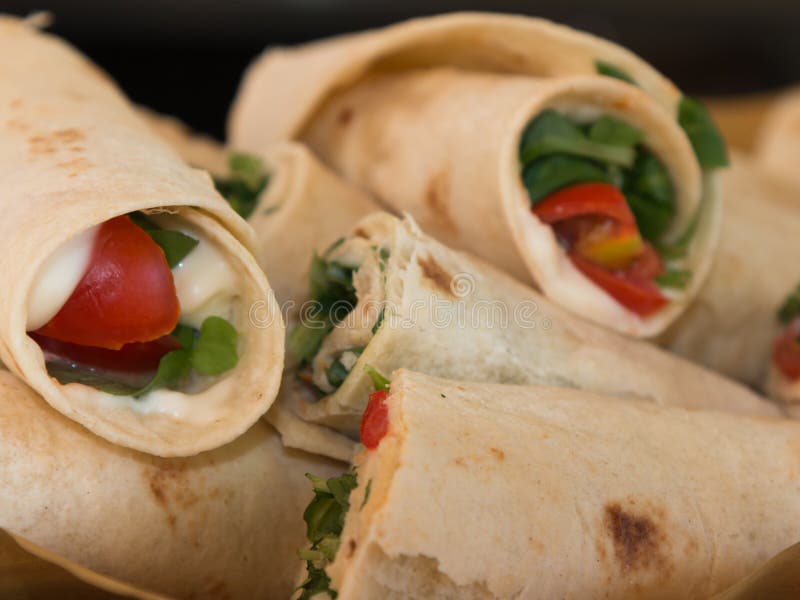 Ιταλικό Piadina κύλησε και γέμισε με το τυρί, την ντομάτα και Argula στοκ φωτογραφία με δικαίωμα ελεύθερης χρήσης Ιταλικό Piadina κύλησε και γέμισε με το τυρί, την ντομάτα και Argula στοκ φωτογραφία με δικαίωμα ελεύθερης χρήσης