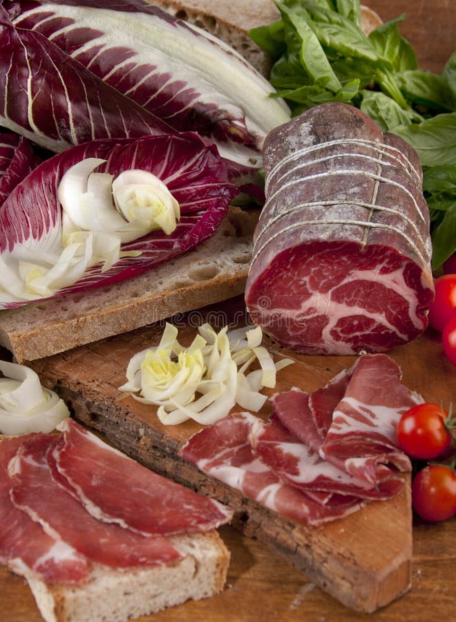 Ιταλικό ζαμπόν, Tuscan ψωμί και ραδίκια στοκ φωτογραφία με δικαίωμα ελεύθερης χρήσης Ιταλικό ζαμπόν, Tuscan ψωμί και ραδίκια στοκ φωτογραφία με δικαίωμα ελεύθερης χρήσης
