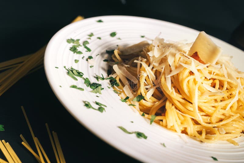 Ιταλικό πιάτο με στενό επάνω του carbonara και της παρμεζάνας μακαρονιών στοκ εικόνες