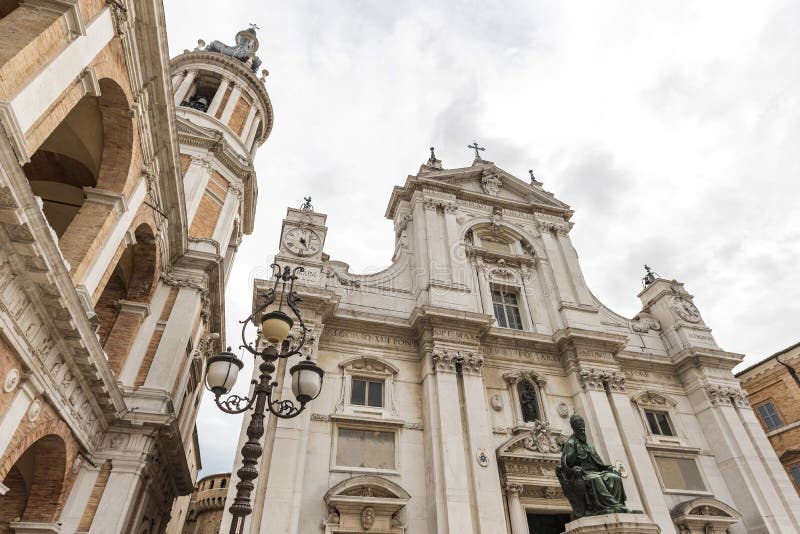 Ιταλία, Loreto, φωτογραφία προοπτικής της πρόσοψης, στοκ εικόνα με δικαίωμα ελεύθερης χρήσης Ιταλία, Loreto, φωτογραφία προοπτικής της πρόσοψης, στοκ εικόνα με δικαίωμα ελεύθερης χρήσης