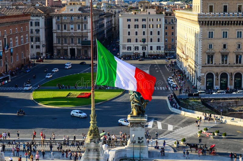 Ιταλικές εθνική σημαία και πλατεία Venezia vittoriano της Ρώμης στοκ εικόνα Ιταλικές εθνική σημαία και πλατεία Venezia vittoriano της Ρώμης στοκ εικόνα