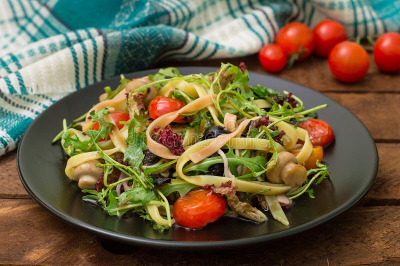 Ιταλικό bucatini με τις ντομάτες γαρίδων, arugula και κερασιών Ξύλινη ανασκόπηση Κινηματογράφηση σε πρώτο πλάνο Τοπ όψη στοκ εικόνες Ιταλικό bucatini με τις ντομάτες γαρίδων, arugula και κερασιών Ξύλινη ανασκόπηση Κινηματογράφηση σε πρώτο πλάνο Τοπ όψη στοκ εικόνες