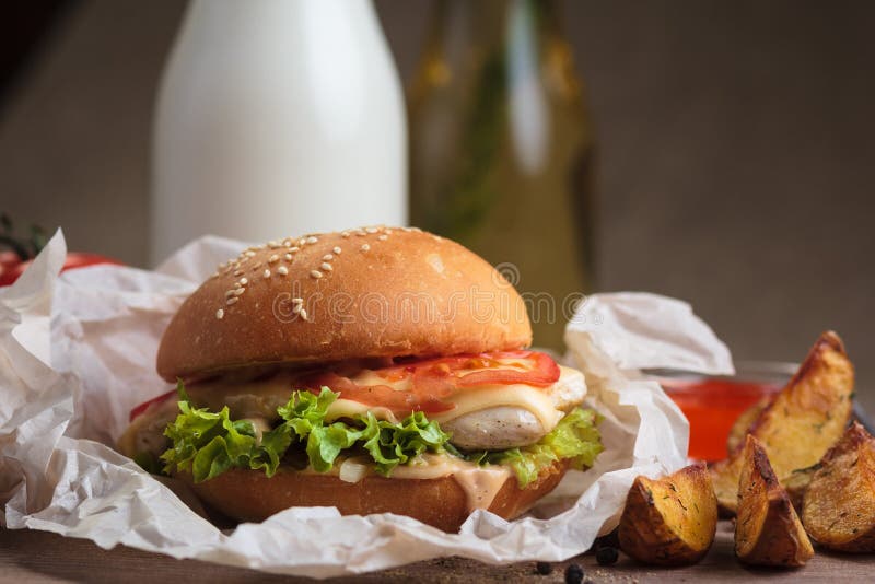 Κλασικό burger με τις σφήνες κοτόπουλου και πατατών στοκ φωτογραφίες με δικαίωμα ελεύθερης χρήσης