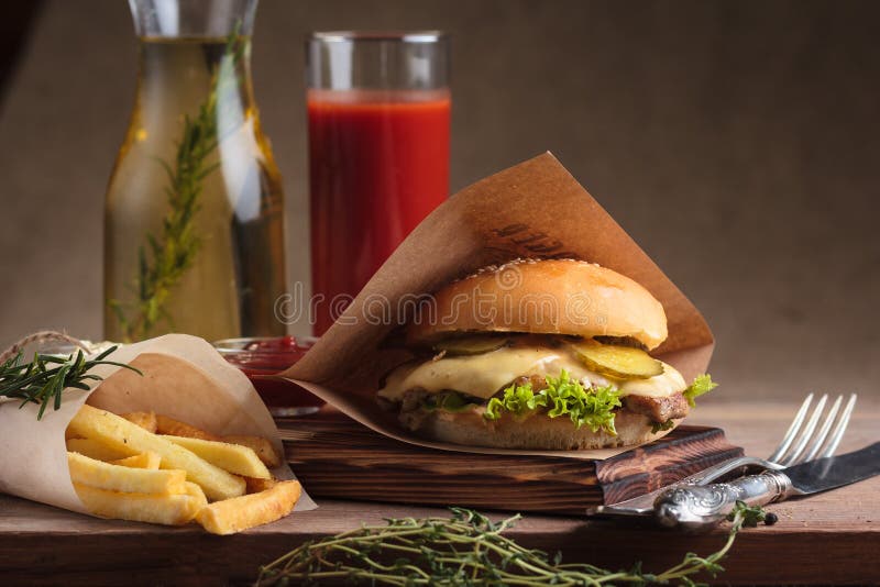 Κλασικό burger με το βόειο κρέας και γαλλικά στοκ φωτογραφία με δικαίωμα ελεύθερης χρήσης