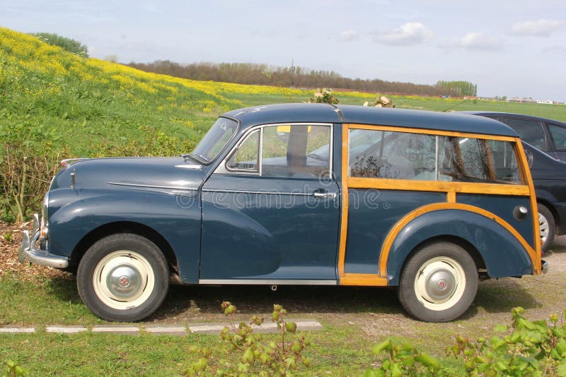 Κλασικό δευτερεύον oldtimer 1000 Morris στο ολλανδικό πόλντερ στοκ φωτογραφίες Κλασικό δευτερεύον oldtimer 1000 Morris στο ολλανδικό πόλντερ στοκ φωτογραφίες