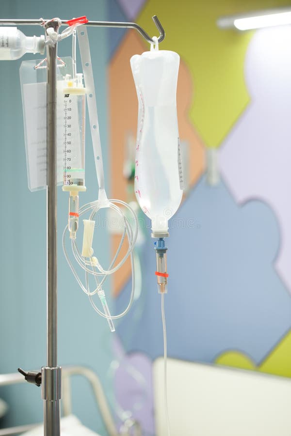 Κλείστε επάνω αλατούχο IV σταλαγματιά για τον ασθενή και την αντλία έγχυσης στο hospita στοκ εικόνες Κλείστε επάνω αλατούχο IV σταλαγματιά για τον ασθενή και την αντλία έγχυσης στο hospita στοκ εικόνες