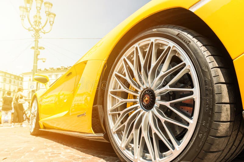 Κλείστε επάνω ενός κίτρινου Lamborghini Aventador στοκ φωτογραφία με δικαίωμα ελεύθερης χρήσης Κλείστε επάνω ενός κίτρινου Lamborghini Aventador στοκ φωτογραφία με δικαίωμα ελεύθερης χρήσης