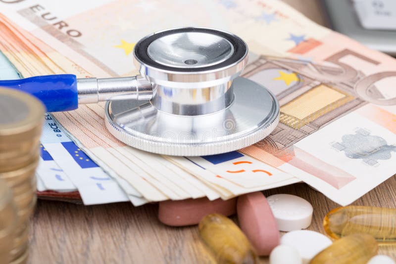 Κλείστε επάνω ενός στηθοσκοπίου με μερικά χάπια στοκ φωτογραφίες Κλείστε επάνω ενός στηθοσκοπίου με μερικά χάπια στοκ φωτογραφίες